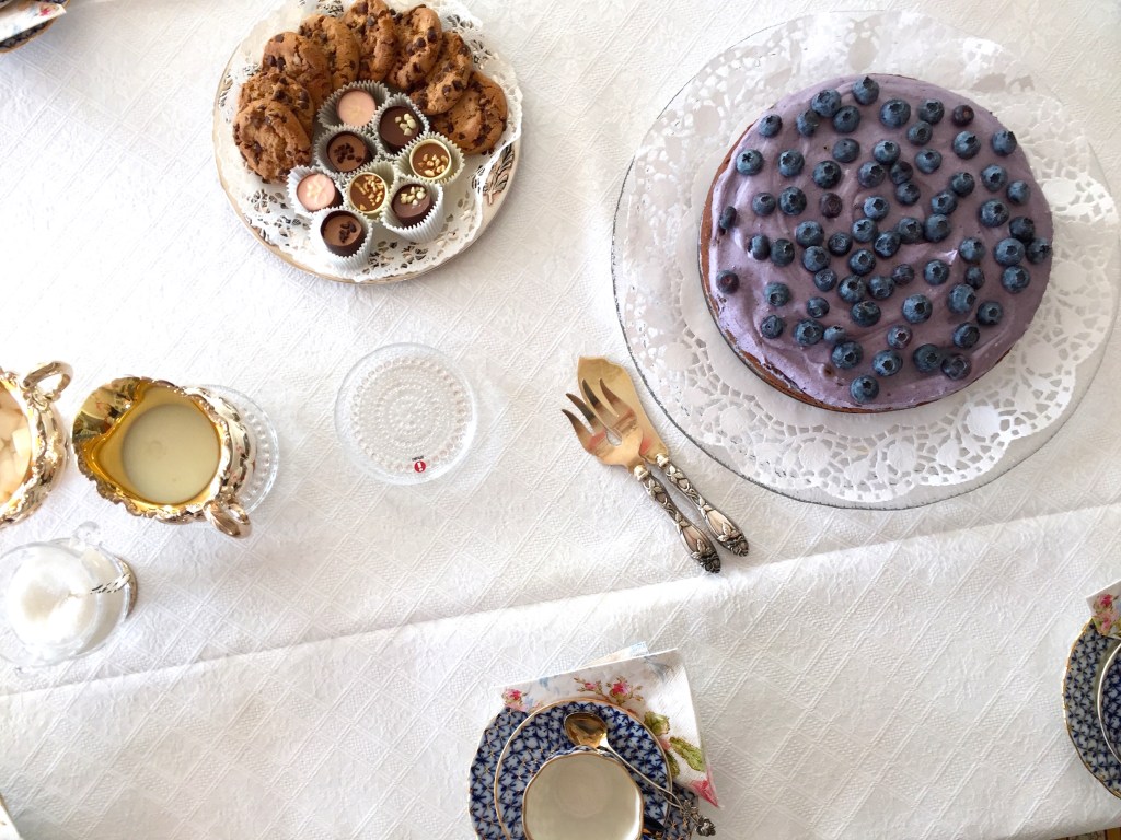 Kookoksinen mustikka-suklaakakku