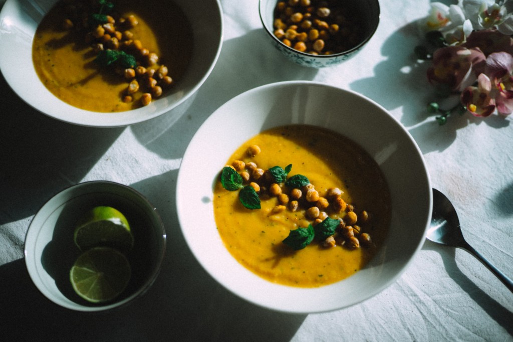 Kasvisruuasta & bataattikeitto paahdetuilla&nbsp;kikherneillä